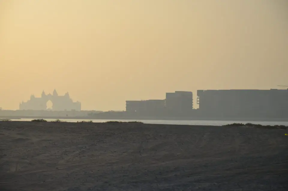 Zu den bekanntesten Hotels in Dubai am Strand gehört das Atlantis The Palm (links).