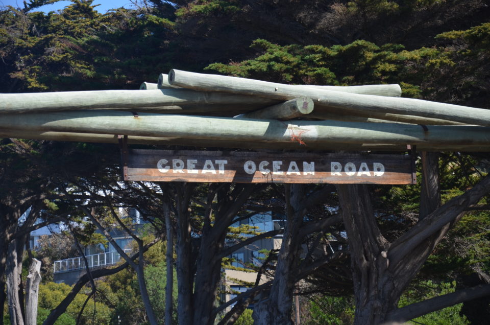 Zu den Great Ocean Road Sehenswürdigkeiten zählt auch der Memorial Arch.