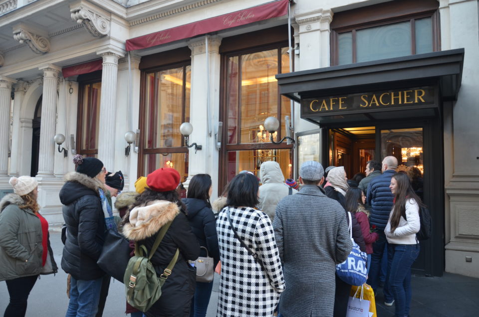 Zu den kulinarischen Wien Sehenswürdigkeiten gehört das Café Sacher.