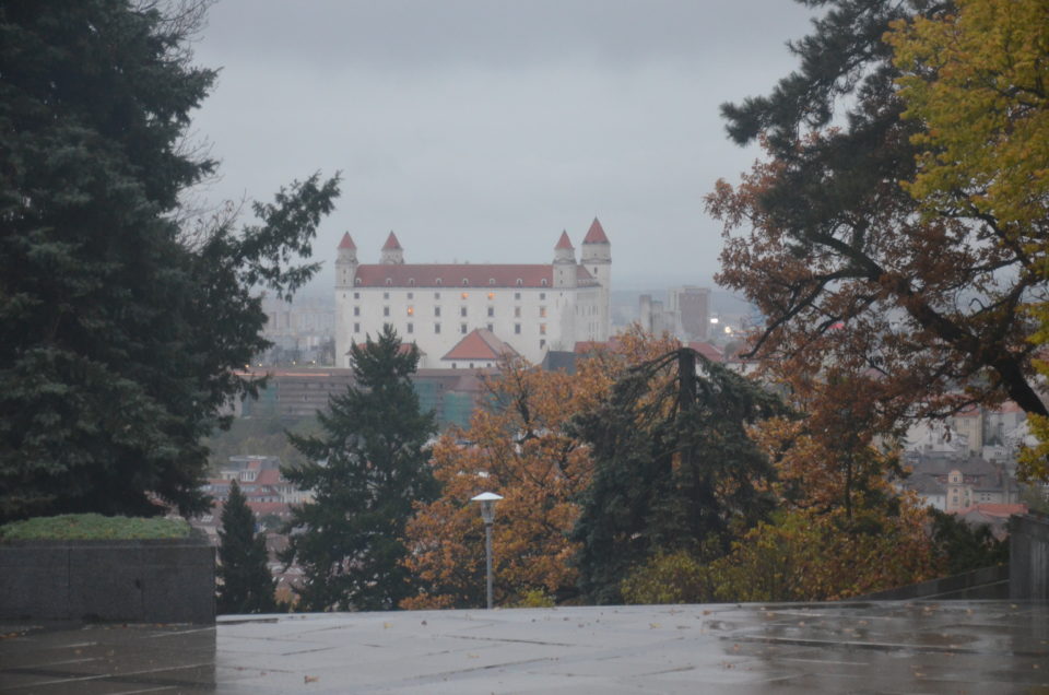 Zu den Bratislava Sehenswürdigkeiten gehört auch der Blick vom Slavín hinüber zur Burg.