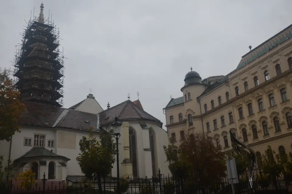 Bei deinem Bratislava Sehenswürdigkeiten Rundgang wird ist die Franziskanerkirche hoffentlich bereits restauriert.