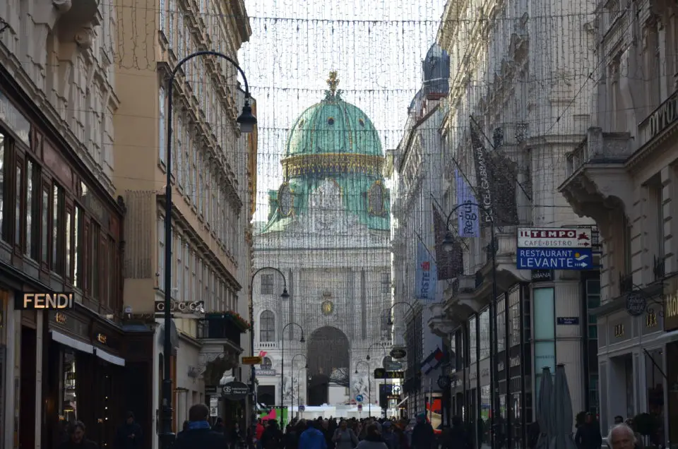 Eine der wichtigsten Wien Sehenswürdigkeiten ist die Hofburg - hier mit der Kuppel des Michaelertrakts zu sehen.