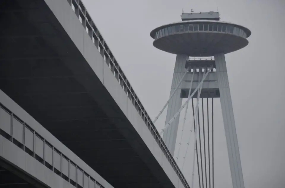 Bei einem Bratislava Sehenswürdigkeiten Rundgang ist die UFO-Brücke ein guter Ausgangspunkt.