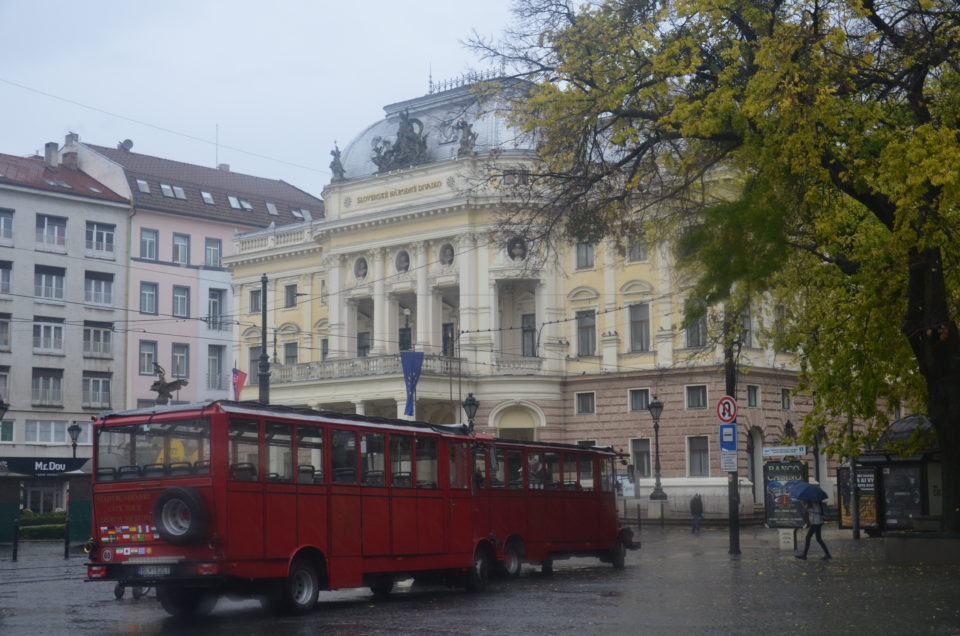 Zu den Bratislava Sehenswürdigkeiten zählt auch das Nationaltheater am Hviezdoslav-Platz.
