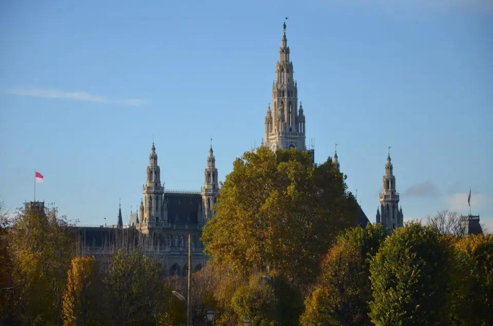 Deine Wien Sehenswürdigkeiten Route kann dich auch zum Rathaus führen.