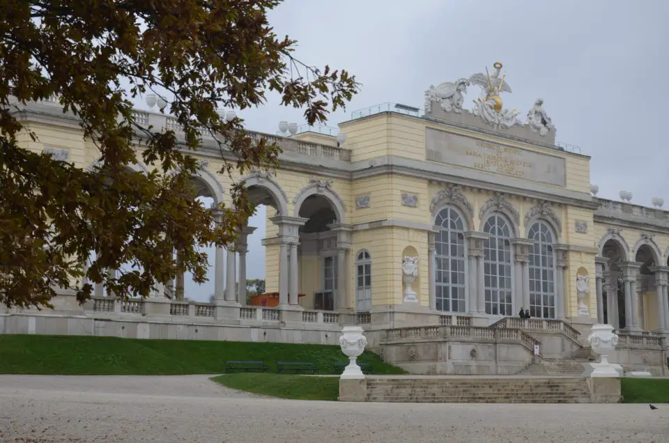 Zu den Wien Sehenswürdigkeiten beim Schloss Schönbrunn zählt die Gloriette.