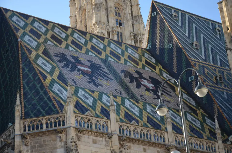 Bei deinem Wien Sehenswürdigkeiten Rundgang solltest du auch auf das Dach des Stephansdoms achten.