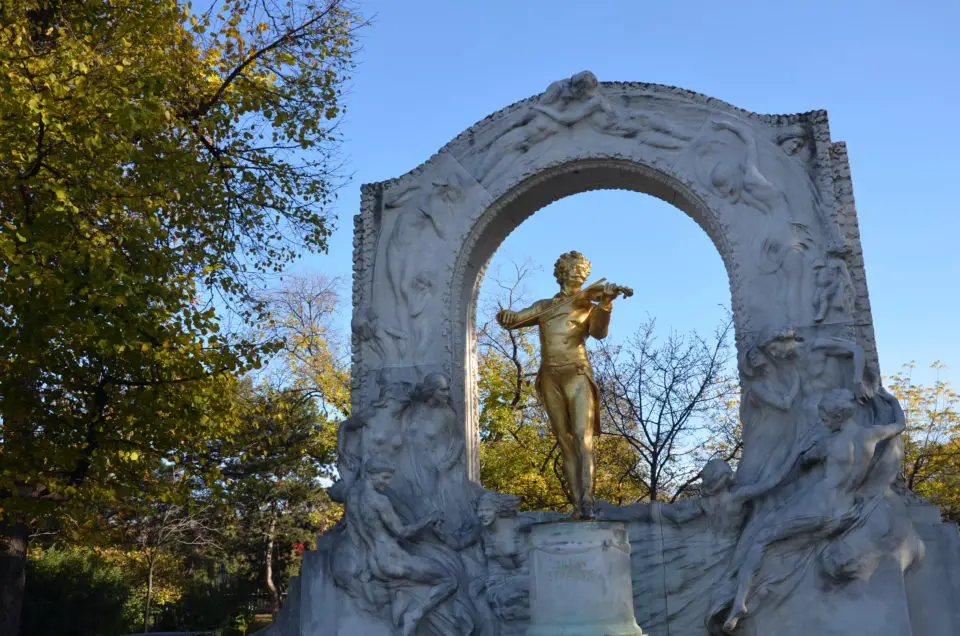 Unter den Wien Sehenswürdigkeiten muss auch das Strauss-Denkmal im Stadtpark erwähnt werden.