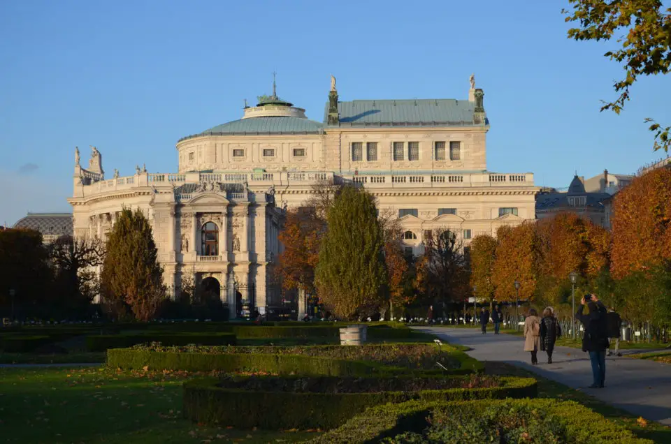 Deine Wien Sehenswürdigkeiten Route kann dich auch zum Volksgarten und Burgtheater am Ring führen.
