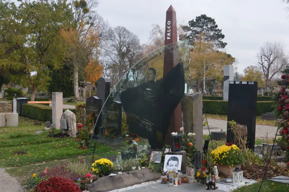 Zu den Wien Sehenswürdigkeiten auf dem Zentralfriedhof gehört das Grab von Falco.