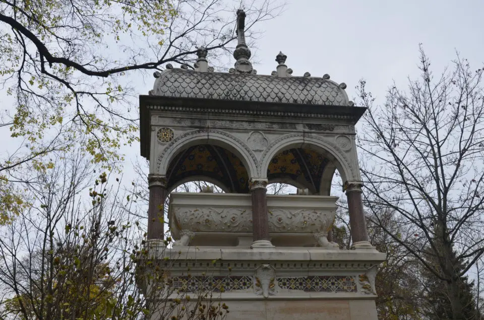 Der Zentralfriedhof zählt zu den Wien Sehenswürdigkeiten und bietet einige faszinierende Grabmale.