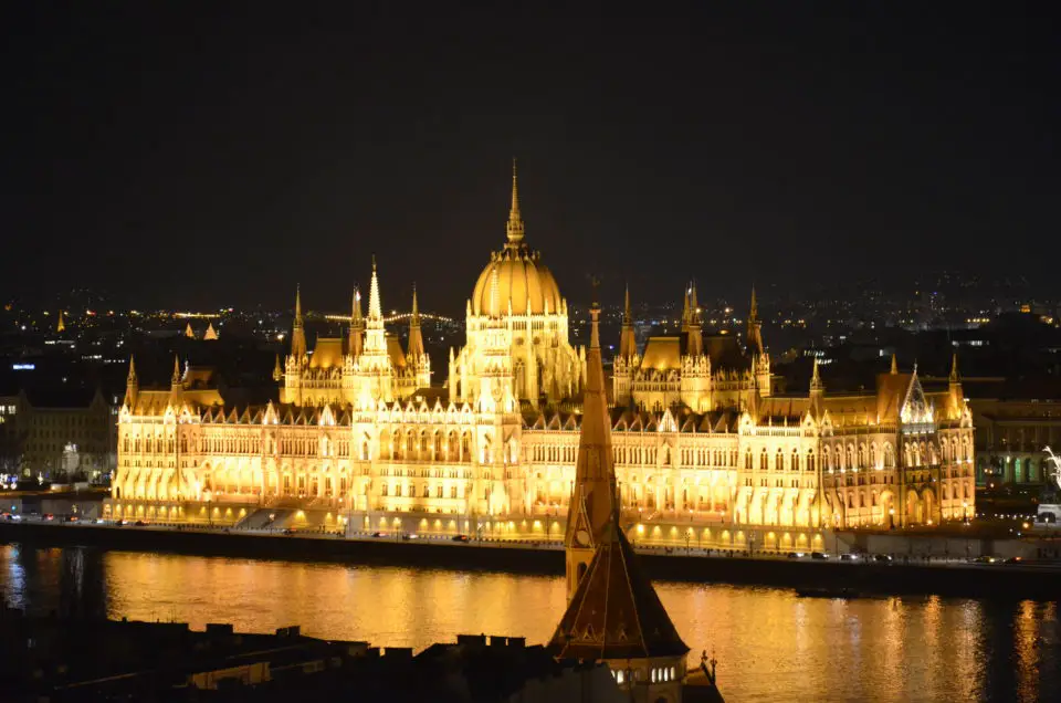 Absolut keine der Budapest Geheimtipps ist der Blick von der Fischerbastei zum Parlamentsgebäude.