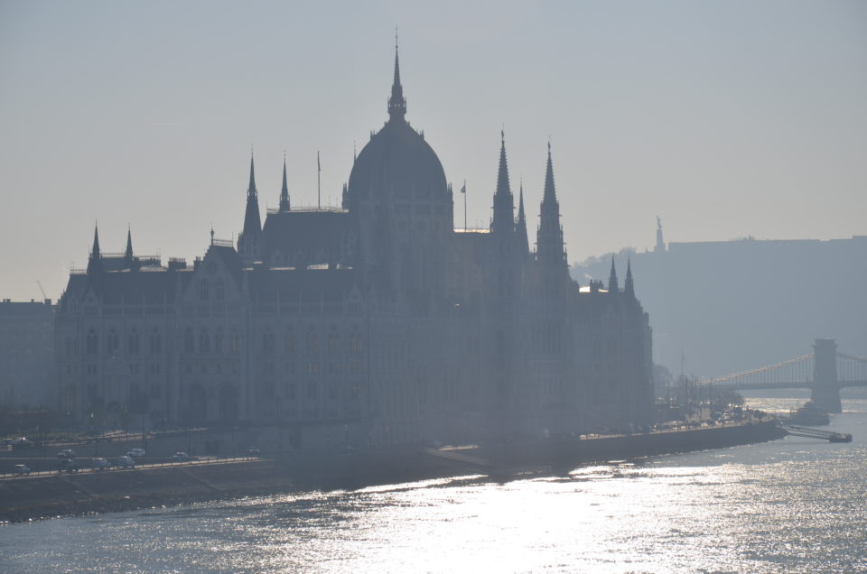 Budapest Insider Tipps: Zu den weniger bekannten Aussichtspunkten zählt die Margaretenbrücke mit ihrem Blick aufs Parlamentsgebäude.