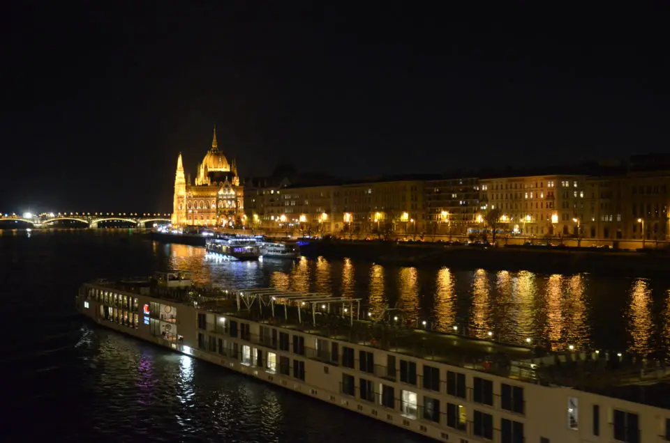 Zu meinen Budapest Tipps zählt auch eine nächtliche Bootsfahrt auf der Donau.