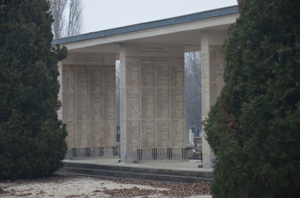 Bei Budapest Geheimtipps kann auch das Holocaust Mahnmal auf dem Jüdischen Friedhof Kozma-Straße genannt werden.