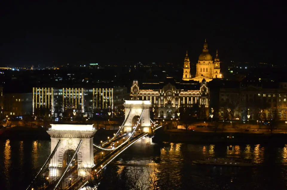 Zwei Budapest Sehenswürdigkeiten auf einem Foto: die Kettenbrücke und die St.-Stephans-Basilika.