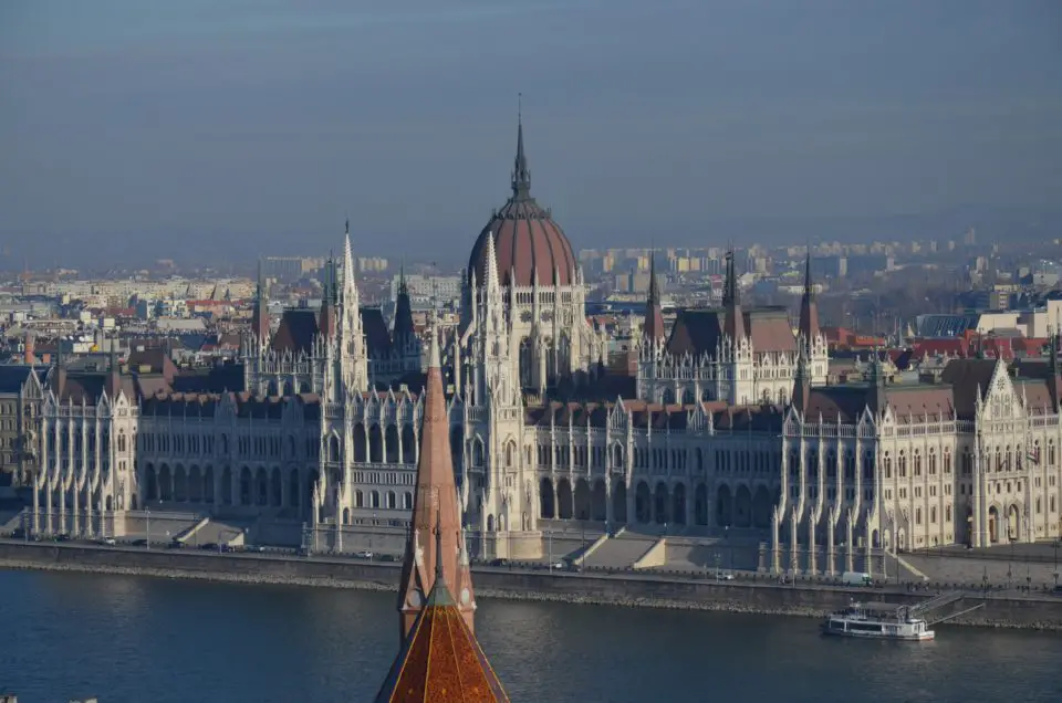 Zu den Budapest Sehenswürdigkeiten gehört der Ausblick von der Fischerbastei zum Parlamentsgebäude.