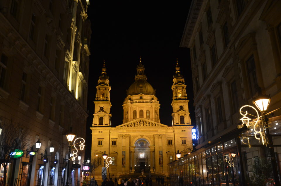 Im Budapest Sehenswürdigkeiten Rundgang solltest du auch die St.-Stephans-Basilika ansteuern.