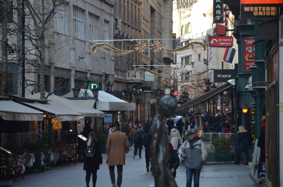 Dein Rundgang entlang der Budapest Sehenswürdigkeiten könnte dich auch über die Váci utca führen.