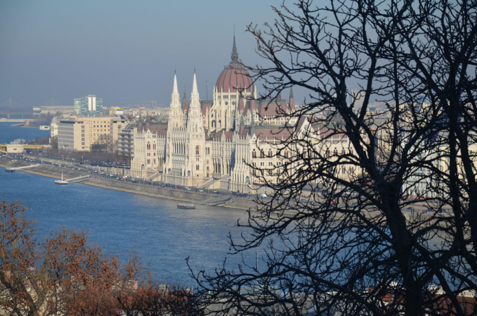 Budapest Hotel Tipps wären unvollständig ohne Hinweise zu Unterkünften rund um das Parlamentsgebäude im V. Bezirk.