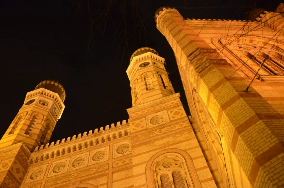 Zum Übernachten in Budapest bieten sich auch die Straßen im Jüdischen Viertel rund um die Große Synagoge an.