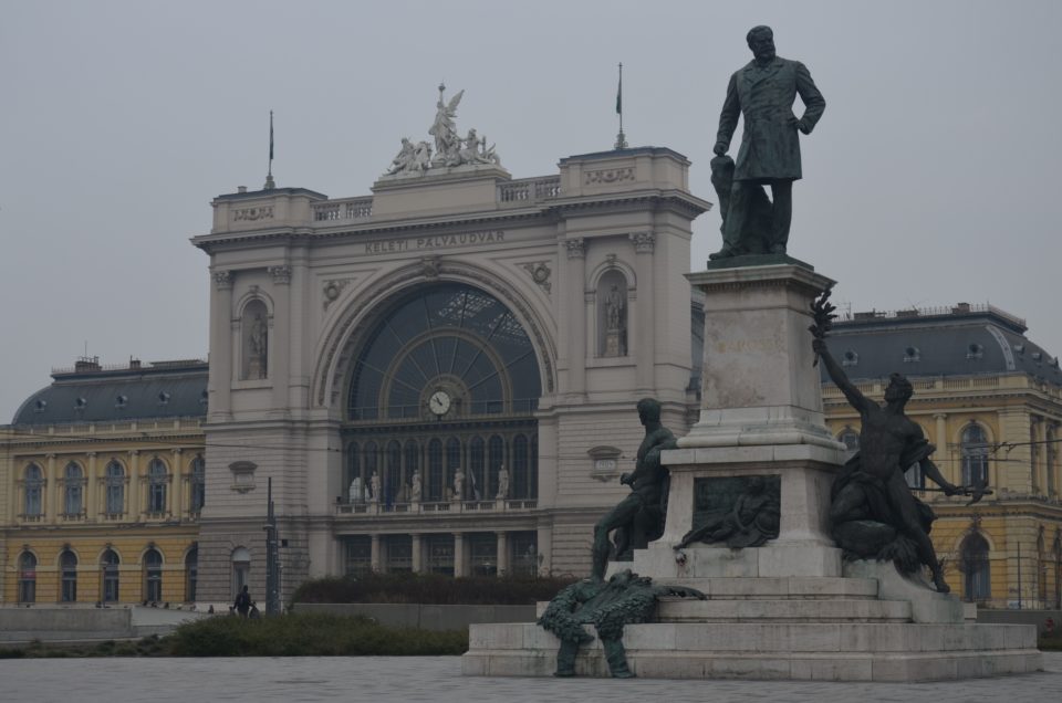 In meinen Budapest Reisetipps gibt es Infos zur Anreise per Bahn, die dich über den Bahnhof Keleti in die Stadt führen könnte.