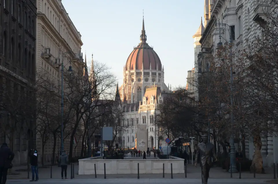 Bei meinen Budapest Reisetipps liste ich dir auch Führungen und Onlinetickets für das Parlamentsgebäude und Co. auf.