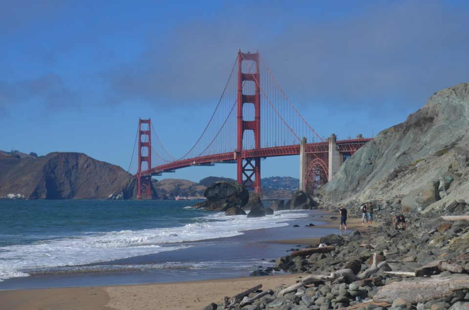 Bei San Francisco Geheimtipps darf der Marshall's Beach im Schatten der Golden Gate Bridge nicht fehlen.