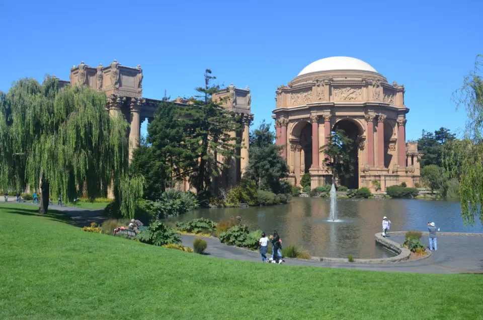 Wenn du San Francisco auf eigene Faust erkundest, solltest du den Palace of Fine Arts nicht vergessen.