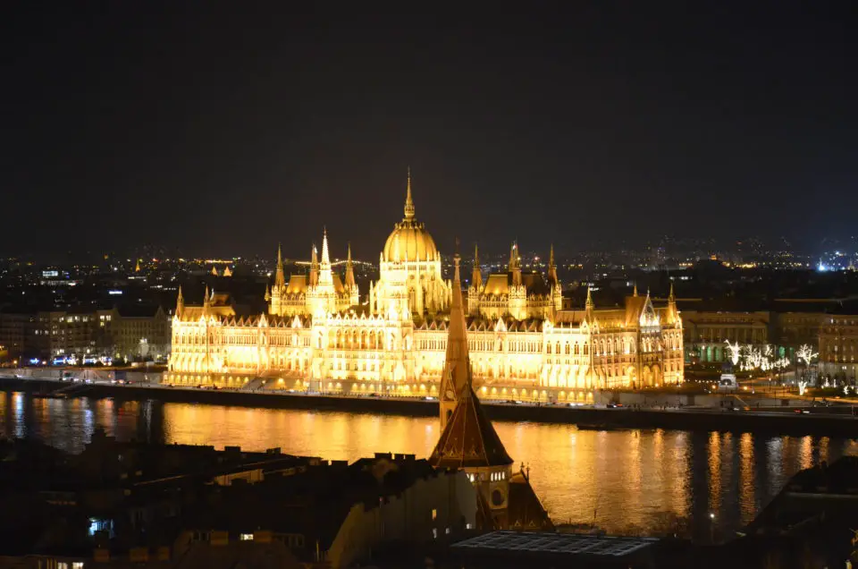In meinen Budapest Reisetipps gehe ich auch auf die bekanntesten Attraktionen der Stadt ein, zu denen das Parlamentsgebäude gehört.