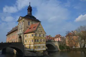 Hier beschreibe ich einen Bamberg Sehenswürdigkeiten Rundgang mit wichtigen Bamberg Tipps, sodass du deine Zeit rund um das Alte Rathaus optimal nutzen kannst.