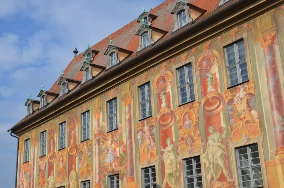 Beim Bamberg Sehenswürdigkeiten Rundgang solltest du dir auch die Malereien am Alten Rathaus genauer anschauen.