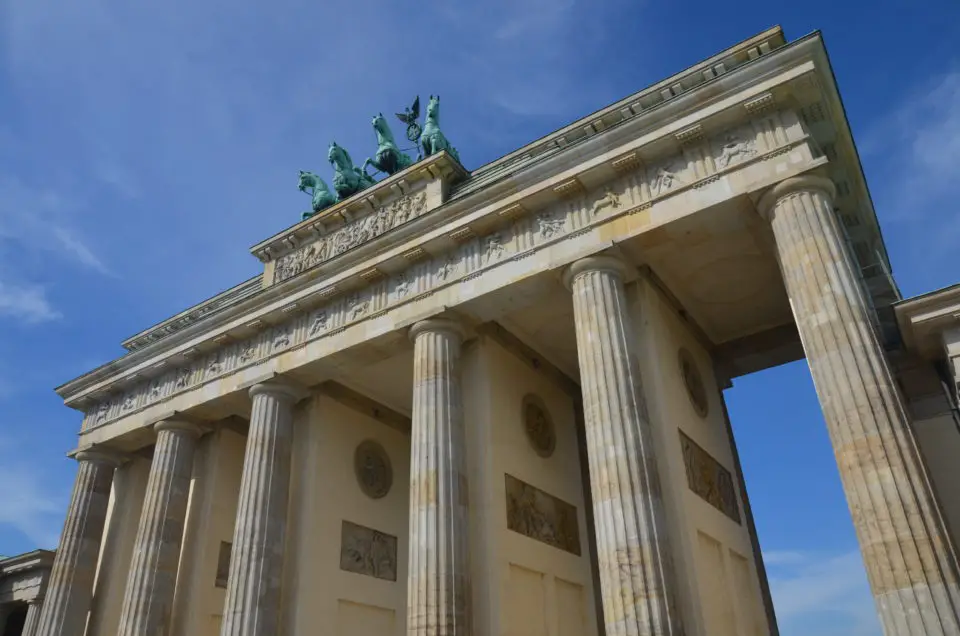 Die meisten Berlin Stadtführungen bringen dich auch zum Brandenburger Tor.