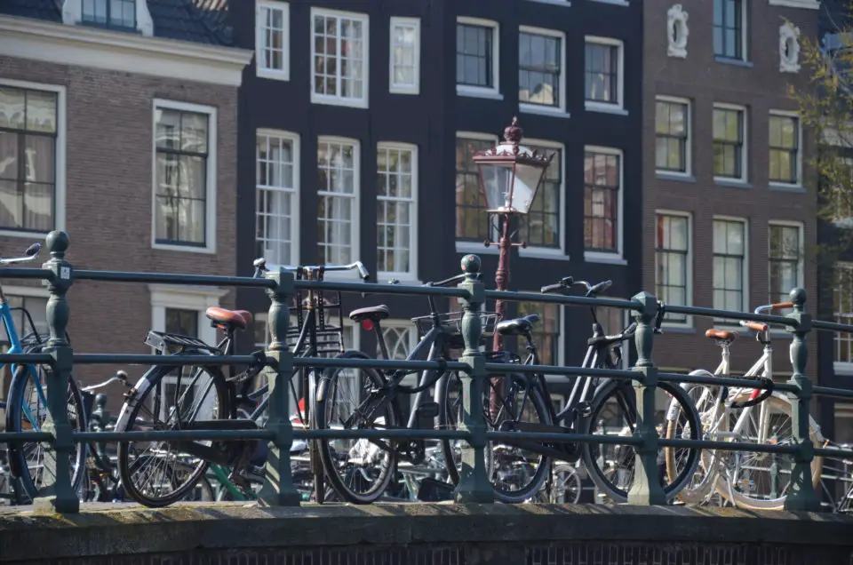 Einige Amsterdam Stadtführungen bzw. Unternehmungen lassen dich die Stadt auch per Rad genauer kennenlernen.