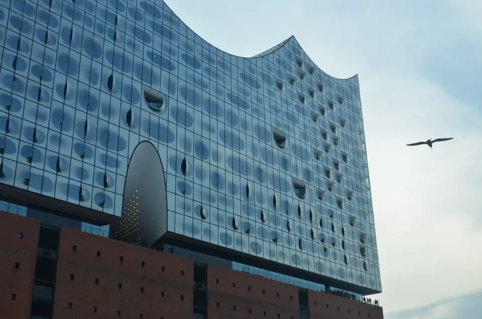 Bei vielen Stadtführungen in Hamburg steht auch ein Abstecher zur Elbphilharmonie auf dem Plan.