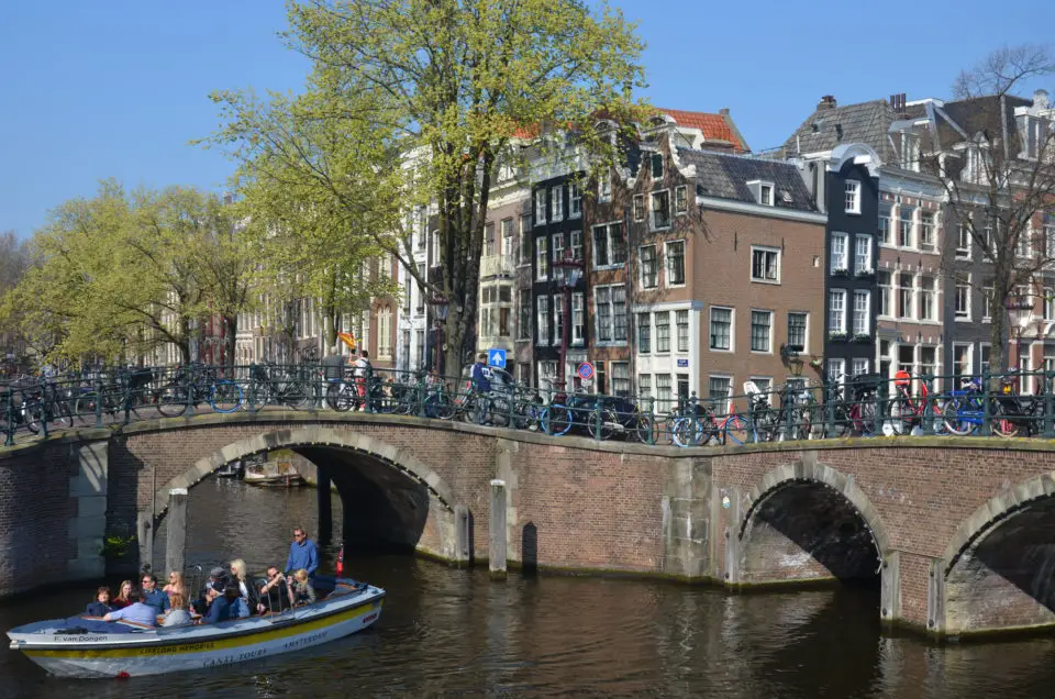 Zu den besten Amsterdam Unternehmungen bzw. Stadtführungen zählen auch die beliebten Grachtenfahrten.