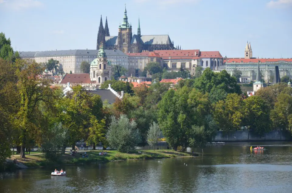 In meinen Tipps für Prag nenne ich dir auch einige gute Unterkünfte rund um die Burg.