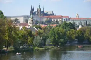 Hier findest du eine Übersicht über die besten Prag Stadtführungen sowie über weitere empfehlenswerte Prag Unternehmungen & Ausflüge rund um die Prager Burg.
