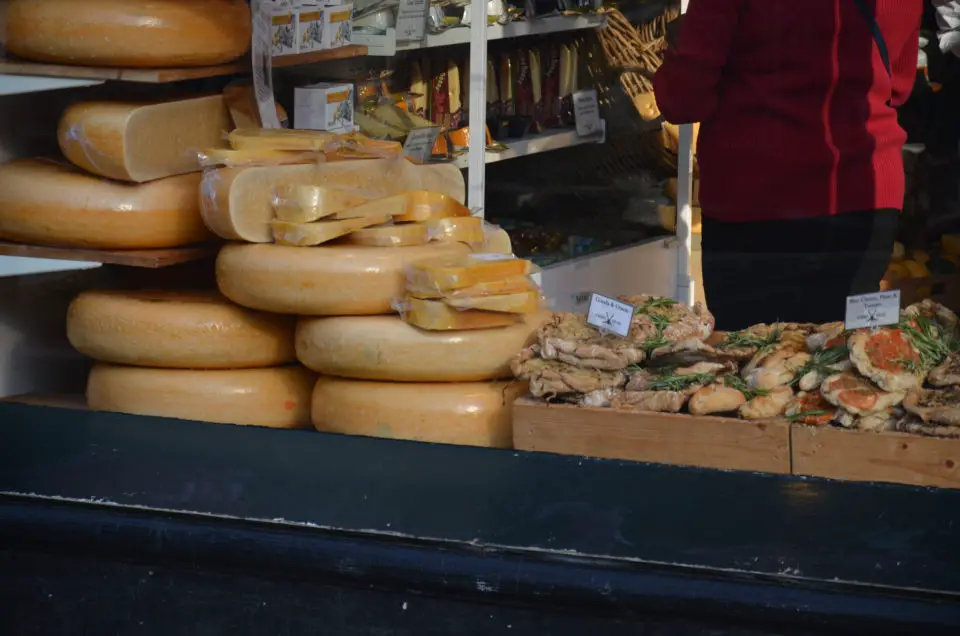 Food-Touren bzw. kulinarische Stadtführungen in Amsterdam bringen dir einige Spezialitäten wie den holländischen Käse näher.