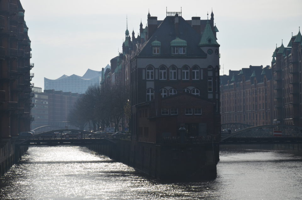 Viele Hamburg Stadtführungen bzw. Unternehmungen führen durch die einzigartige Speicherstadt und HafenCity.