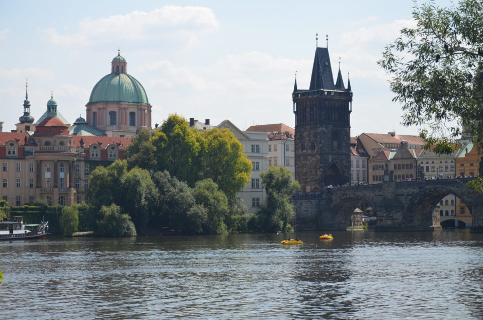 Zu den beliebtesten Prag Unternehmungen zählt ohne Frage ein Spaziergang über die Karlsbrücke.