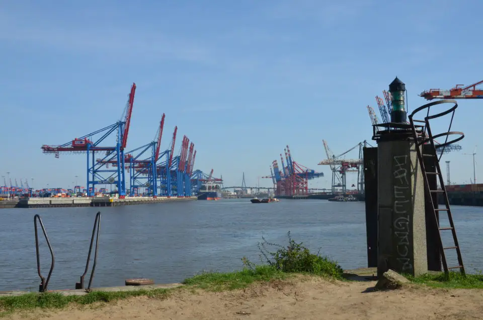 Zu den wichtigsten Hamburg Stadtführungen zählen die Hafenrundfahrten, bei denen u. a. der Containerterminal Burchardkai angesteuert wird.