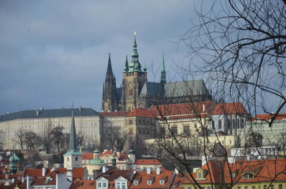 Viele Prag Stadtführungen bringen dir die Prager Burg mit dem prächtigen Veitsdom näher.