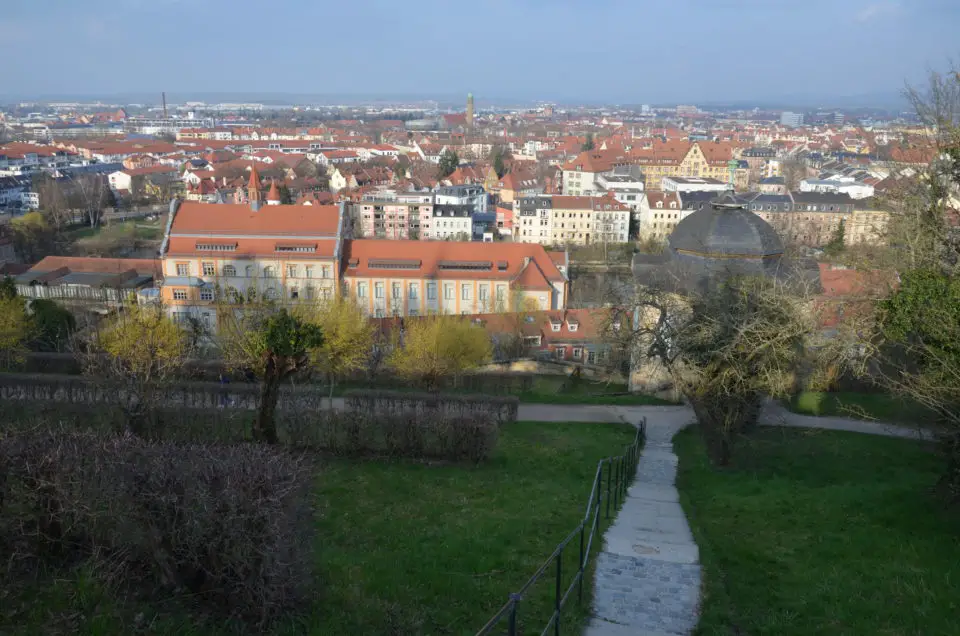 In meinen Bamberg Insider Tipps nenne ich dir einige Aussichtspunkte rund um den bekanntesten davon: den Michelsberg.