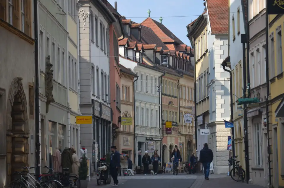 Zu den Bamberg Insider Tipps kann auch die Austraße mit ihren Cafés gezählt werden.