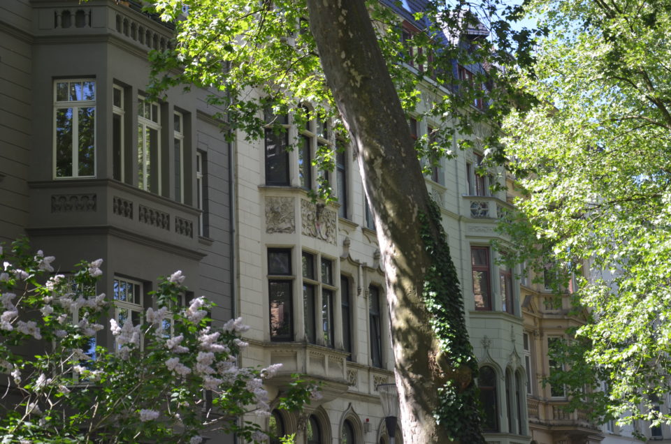 In Köln Hoteltipps muss unbedingt auch das Belgische Viertel mit seinen Altbauten genannt werden.
