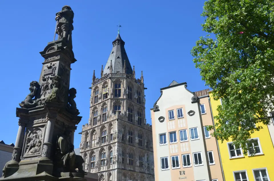 Im Köln Sehenswürdigkeiten Rundgang sollte auch der Alte Markt mit dem Rathaus auf dem Plan stehen.