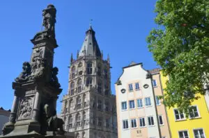 Viele der klassischen Köln Stadtführungen und Unternehmungen werden dich zum Alten Markt mit dem Rathaus führen.