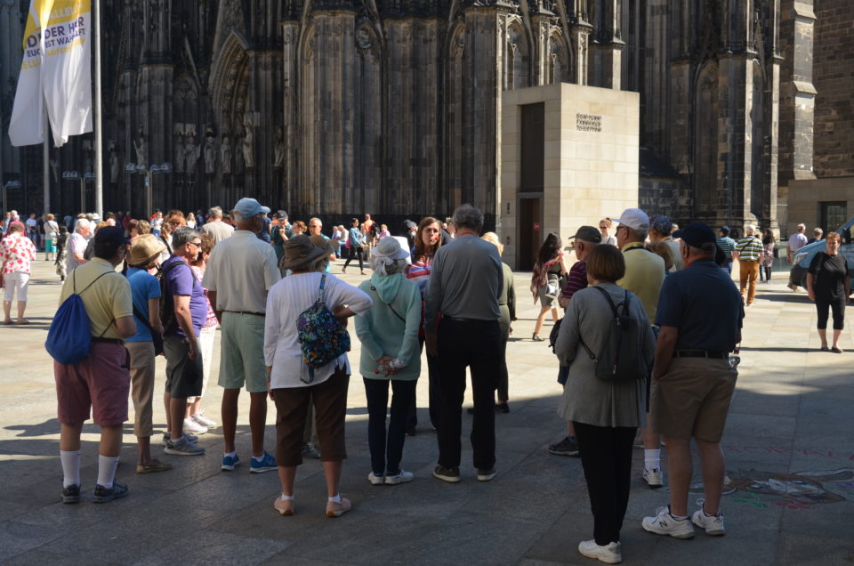 Viele Köln Stadtführungen starten auf der Domplatte im Schatten des Doms.