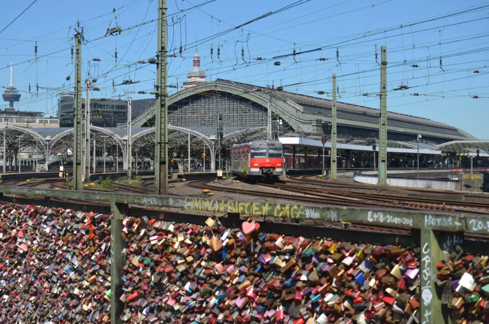 In meinen Köln Tipps gebe ich dir u. a. Infos zur Anreise per Bahn.